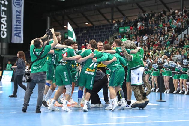 Handball DAIKIN HBL, SC DHfK Leipzig - HSV Hamburg; 10.12.2025 Jubel beim Team des SC DHfK Leipzig über den ersten Sieg der Saison. Handball, DAIKIN HBL, 1. Bundesliga, Saison 2025 2026, 16. Spieltag: SC DHfK Leipzig vs. Handball Verein Hamburg am 10.12.2025 in der Quarterback Immobilien Arena Leipzig. Copyright: xBEAUTIFULxSPORTS JanxKaeferx