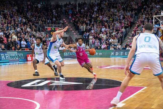 Zachery Cooks (3; Telekom Baskets Bonn) mit Ball und Zug zum Korb gegen Till Pape (19, Frankfurt Skyliners) am 11. Spieltag der easyCredit Basketball Bundesliga in Bonn. Telekom Baskets Bonn vs Frankfurt Skyliners Copyright: xFeyzullahxGökalpx