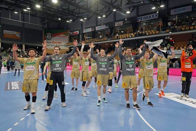10.12.2025, xovx, Handball Daikin Handball Bundesliga, HSG Wetzlar - TSV Hannover-Burgdorf Die Spieler des TSV Hannover-Burgdorf bejubeln den 38:28 Sieg in Wetzlar (DFL DFB REGULATIONS PROHIBIT ANY USE OF PHOTOGRAPHS as IMAGE SEQUENCES and or QUASI-VIDEO) Wetzlar Buderus-Arena Hessen Deutschland (DE)