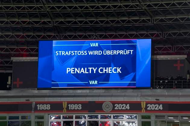 Leverkusen, BayArena, 10.12.25, GER, Herren, UEFA Champions League, Season 2025-2026, Bayer 04 Leverkusen - Newcastle United. Bild: Video Assist, Video Beweis. Penalty Check UEFA regulations prohibit any use of photographs as image sequences and or quasi-video. Copyright: HMBxMedia xMarcoxBader