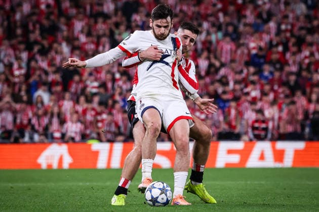 December 10, 2025, Bilbao, Spain, Spain: Khvicha KVARATSKHELIA of PSG and Jesus ARESO of Athletic Bilbao during the UEFA Champions League, League Phase MD6 match between Athletic Club and Paris Saint-Germain (PSG) at San Mames Stadium on December 10, 2025 in Bilbao, Spain. Marcos Calvo Bilbao Spain - ZUMAm308 20251210_zsp_m308_004 Copyright: xMatthieuxMirvillex