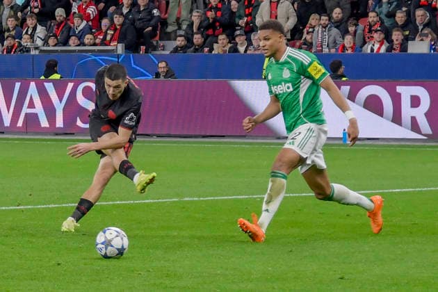 Strafraumszene Torchance von Ibrahim Maza (Leverkusen 30) Malick Thiaw (United 12) (re.) 10.12.2025 Fussball Champions League, Bayer Leverkusen vs Newcastle United FC, BayArena, Leverkusen,