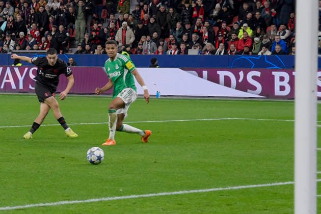 Strafraumszene Torchance von Ibrahim Maza (Leverkusen 30) Malick Thiaw (United 12) (re.) 10.12.2025 Fussball Champions League, Bayer Leverkusen vs Newcastle United FC, BayArena, Leverkusen,