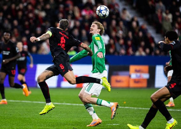 Leverkusen, Bayarena, 10.12.2025: Robert Andrich of Leverkusen challenges Nick Woltemade of Newcastle during the Championsleague match Bayer 04 Leverkusen v. Newcastle United.