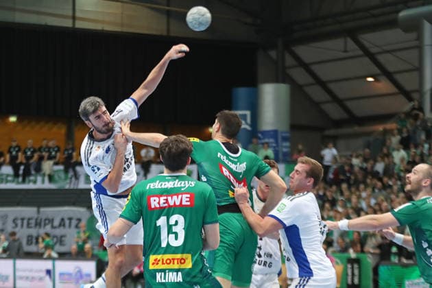 Handball DAIKIN HBL, SC DHfK Leipzig - HSV Hamburg; 10.12.2025 Jacob Lassen (9, HSV Hamburg) wirft aus dem Rückraum. Handball, DAIKIN HBL, 1. Bundesliga, Saison 2025 2026, 16. Spieltag: SC DHfK Leipzig vs. Handball Verein Hamburg am 10.12.2025 in der Quarterback Immobilien Arena Leipzig. Copyright: xBEAUTIFULxSPORTS JanxKaeferx