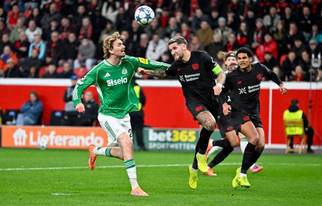 BayArena Leverkusen, 10.12 .2025, Fussball: Champions League Saison 2025 26 6. Spieltag, Bayer 04 Leverkusen (B04, schwarz) vs Newcastle United (NEW, grün) ___ Nick Woltemade (NEW), Robert Andrich (B04) UEFA REGULATIONS PROHIBIT ANY USE OF PHOTOGRAPHS AS IMAGE SEQUENCES AND OR QUASI-VIDEO