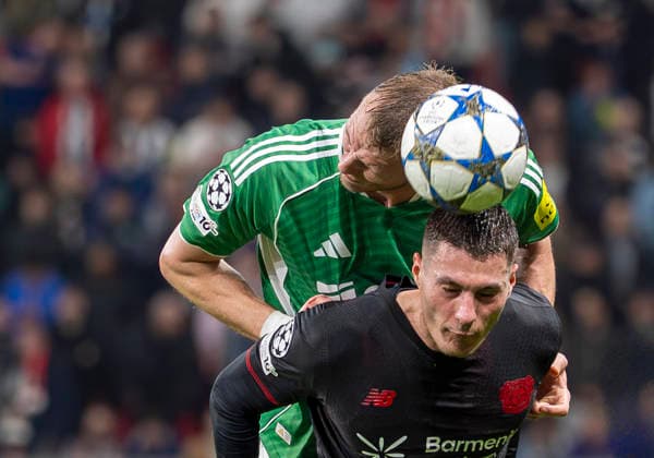 Leverkusen, BayArena, 10.12.25, GER, Herren, UEFA Champions League, Season 2025-2026, Bayer 04 Leverkusen - Newcastle United. Image: Header duel between: Dan BURN (Newcastle United, 33) and Patrik SCHICK (Bayer 04 Leverkusen, 14) UEFA regulations prohibit any use of photographs as image sequences and or quasi-video. Copyright: HMBxMedia xMarcoxBader