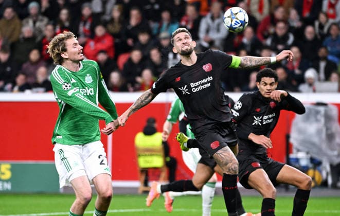 Fussball, Champions League, Deutschland, Herren, Saison 2025 2026, 6. Spieltag, BayArena Leverkusen: Bayer Leverkusen - Newcastle United; Robert Andrich (LEV), Nick Woltemade (NEW). Aktion
