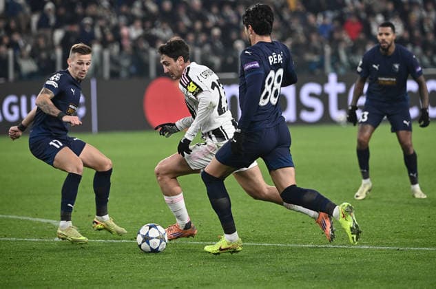 Juventus v Pafos FC - UEFA Champions League TURIN, ITALY, DECEMBER 10: Juventus Andrea Cambiaso (C) fight for the ball with Pafos s FC Pepe (R) and Pafos s FC Mislav Orsic (L) during the League phase UEFA Champions League football match between Juventus and Pafos FC at the Juventus Stadium in Turin, Italy, on December 10, 2025. Isabella Bonotto Anadolu Turin Italy. Editorial use only. Please get in touch for any other usage.  Copyright: x2025xAnadoluxIsabellaxBonottox
