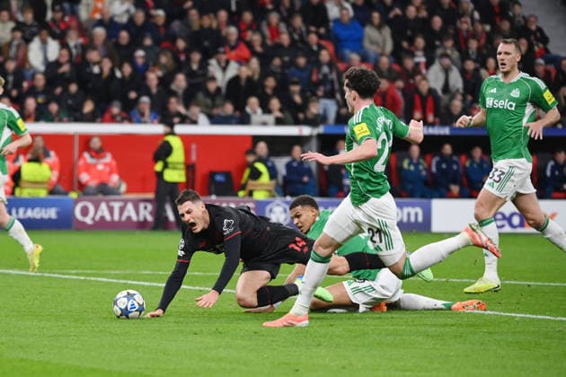 Patrik Schick (Bayer 04 Leverkusen), li., wird von Malick Thiaw (Newcastle United) zu Fall gebracht 10.12.2025, Fussball, UEFA Champions League 2025 2026, 6. Spieltag, Bayer 04 Leverkusen - Newcastle United UEFA regulations prohibit any use of photographs as image sequences and or quasi-video Leverkusen BayArena Nordrhein Westfalen Deutschland