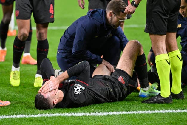 Patrik Schick (Bayer Leverkusen) verletzt am Boden, Verletzung, Fussball Champions League, 6. Spieltag, Bayer 04 Leverkusen - Newcastle United (NEW), am 10.12.2025 in Leverkusen Deutschland. UEFA regulations prohibit any use of photographs as image sequences and or quasi-video Â