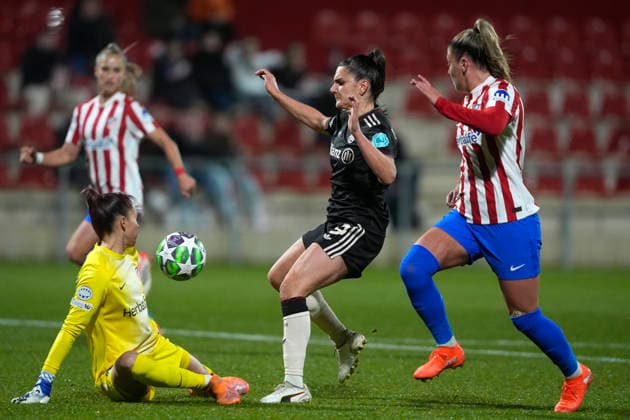 Club Atletico de Madrid™s Lola Gallardo (l) and Carmen Menayo (r) and FC Bayern Munchen s Jovana Damnjanovic during UEFA Women s Champions League, Round 5. December 10,2025. (202512101456)