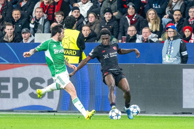 10.12.2025, Fussball: UEFA Champions League, Saison 2025 2026, 06. Spieltag, Bayer 04 Leverkusen - Newcastle United in der BayArena in Leverkusen. Zweikampf zwischen Sandro Tonali (Newcastle United, 08) und Ernest Poku (Bayer 04 Leverkusen, 19). Wichtiger Hinweis: Gemaess den Vorgaben der UEFA ist es untersagt, in dem Stadion und oder vom Spiel angefertigte Fotoaufnahmen in Form von Sequenzbildern und oder videoaehnlichen Fotostrecken zu verwerten bzw. verwerten zu lassen. Foto: Kirchner-Media Thomas Haesler Copyright: xKirchner-Media ThomasxHaeslerx