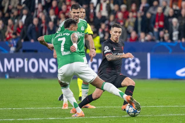 10.12.2025, Fussball: UEFA Champions League, Saison 2025 2026, 06. Spieltag, Bayer 04 Leverkusen - Newcastle United in der BayArena in Leverkusen. Zweikampf zwischen Joelinton (Newcastle United, 07) und Alejandro Grimaldo (Bayer 04 Leverkusen, 20). Wichtiger Hinweis: Gemaess den Vorgaben der UEFA ist es untersagt, in dem Stadion und oder vom Spiel angefertigte Fotoaufnahmen in Form von Sequenzbildern und oder videoaehnlichen Fotostrecken zu verwerten bzw. verwerten zu lassen. Foto: Kirchner-Media Thomas Haesler Copyright: xKirchner-Media ThomasxHaeslerx