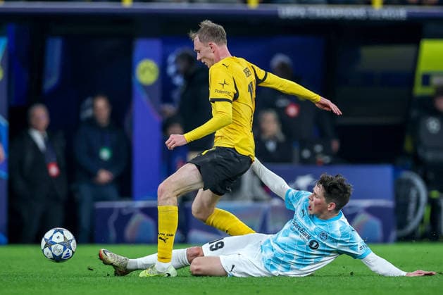 10.12.2025, Fußball, UEFA Champions League, Borussia Dortmund - FK Bodö Glimt, BVB Stadion, 5. Spieltag, Saison 2025 2026: Maximilian Beier (BVB 14) im Zweikampf gegen Sondre Brunstad Fet (Bodo Glimt 19) Regulations prohibit any use of photographs as image sequences and or quasi-video. Nordrhein-Westfalen Deutschland