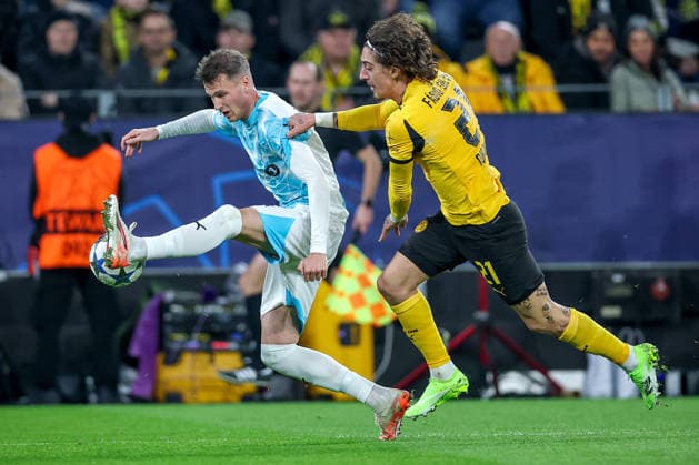10.12.2025, Fußball, UEFA Champions League, Borussia Dortmund - FK Bodö Glimt, BVB Stadion, 5. Spieltag, Saison 2025 2026: Odin Bjortuft (Bodo Glimt 04) im Zweikampf gegen Fabio Silva (BVB 21) Regulations prohibit any use of photographs as image sequences and or quasi-video. Nordrhein-Westfalen Deutschland