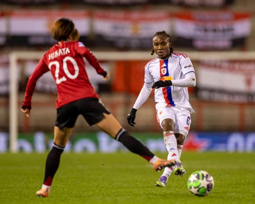 10th December 2025; Leigh Sports Village, Manchester, England; Womens Champions League Football, Manchester United, ManU versus Lyon Women; Melchie Dumornay of OL Lyonnes crosses the ball past Hinata Miyazawa of Manchester United Women  TimxWilliams