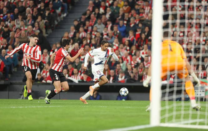 Athletic Club v Paris Saint-Germain - UEFA Champions League 2025 26 League Phase MD1 Athletic Club v Paris Saint-Germain PSG - UEFA Champions Bradley Barcola (Paris Saint-Germain) controls the ball, Credit:Juan Lazkano Avalon Spain, Basque Country, Bilbao, San Mames  Copyright: xJuanxLazkanox xAvalonx 1058239259