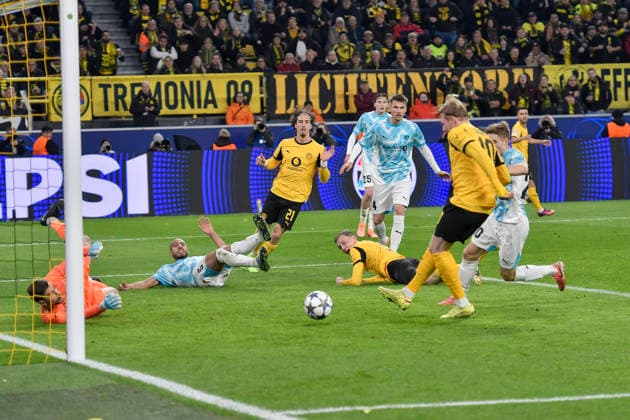 Julian Brandt (Dortmund 10) erzielt das Tor zum 2:1 10.12.2025 Fussball, Champions League, Borussia Dortmund vs FK Bodö Glimt, Signal Iduna Park, Dortmund,