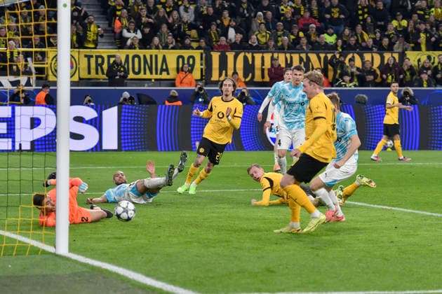 Julian Brandt (Dortmund 10) erzielt das Tor zum 2:1 10.12.2025 Fussball, Champions League, Borussia Dortmund vs FK Bodö Glimt, Signal Iduna Park, Dortmund,