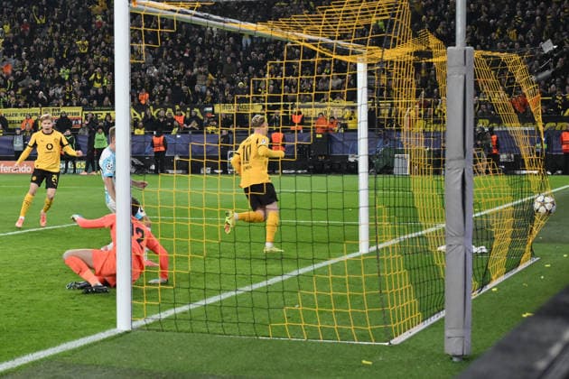 Julian Brandt (Borussia Dortmund), mi., erzielt das Tor zum 2:1 10.12.2025, Fussball, UEFA Champions League 2025 2026, 6. Spieltag, Borussia Dortmund - FK Bodö Glimt UEFA regulations prohibit any use of photographs as image sequences and or quasi-video Dortmund Signal Iduna Park Nordrhein Westfalen Deutschland