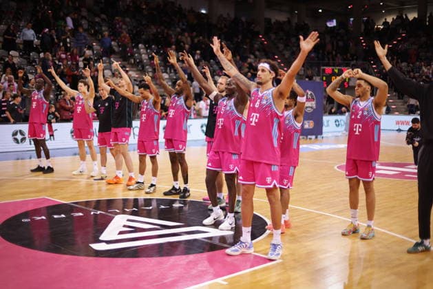 Telekom Baskets Bonn - Jubel nach Sieg vs. SKYLINERS Frankfurt 11. Speiltag - Saison 2025 26