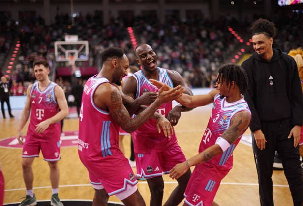 Jeff Garrett, Tylan Birts, Zachery Cooks Telekom Baskets Bonn - Jubel nach Sieg vs. SKYLINERS Frankfurt 11. Speiltag - Saison 2025 26