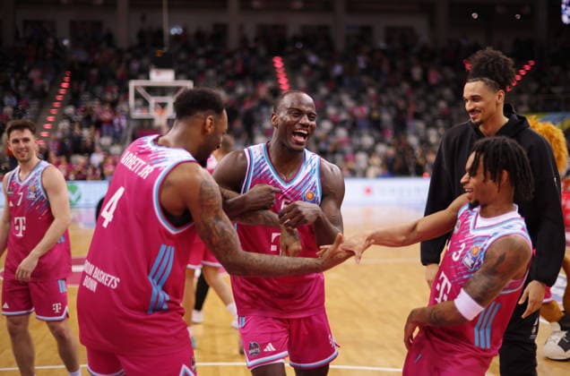 Jeff Garrett, Tylan Birts, Zachery Cooks Telekom Baskets Bonn - Jubel nach Sieg vs. SKYLINERS Frankfurt 11. Speiltag - Saison 2025 26