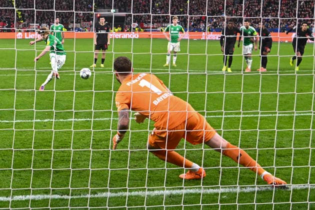 Anthony Gordon (United 10) erzielt das Tor zum 1:1 durch Elfmeter 10.12.2025 Fussball Champions League, Bayer Leverkusen vs Newcastle United FC, BayArena, Leverkusen,