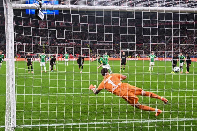 Anthony Gordon (United 10) erzielt das Tor zum 1:1 durch Elfmeter 10.12.2025 Fussball Champions League, Bayer Leverkusen vs Newcastle United FC, BayArena, Leverkusen,