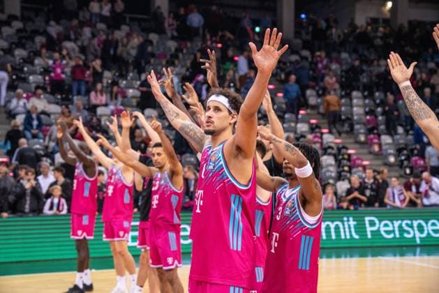 Michael Kessens (6; Telekom Baskets Bonn) und Joel Aminu (21; Telekom Baskets Bonn) und die ganze Bonner Mannschaft jubelt nach dem Spiel gegen die Frankfurt Skyliners am 11. Spieltag der easyCredit BBL in Bonn. Die Telekom Baskets Bonn gewinnen mit 88 zu 76. Telekom Baskets Bonn vs Frankfurt Skyliners Copyright: xFeyzullahxGökalpx
