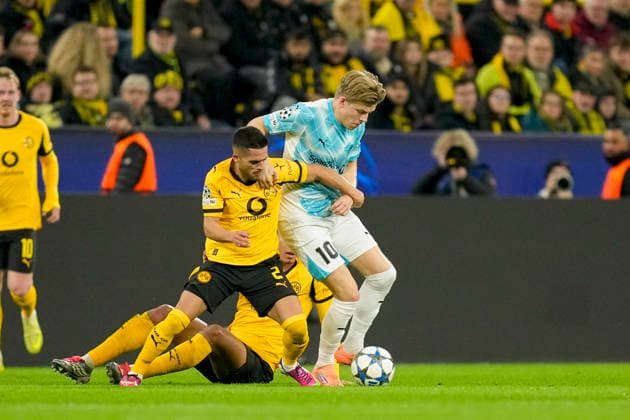 Jobe Bellingham (Borussia Dortmund) und Jens Petter Hauge (FK Bodo Glimt) und Yan Couto (Borussia Dortmund) battle for the ball during the UEFA Champions League 2025 26 League Phase MD6 match between Borussia Dortmund and FK Bodo Glimt at BVB Stadion Dortmund on December 10, 2025 in Dortmund, Germany. (Photo by Alex Gottschalk DeFodi Images)