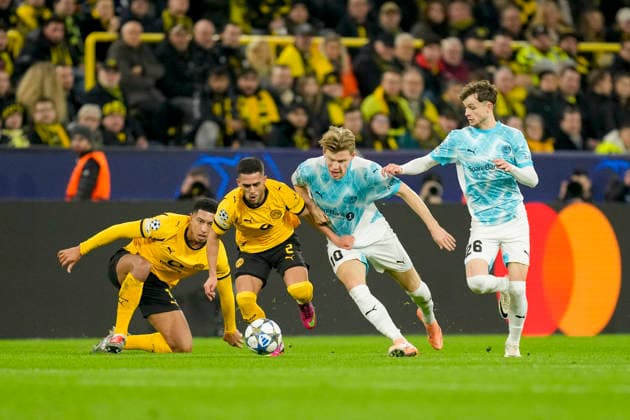 Jobe Bellingham (Borussia Dortmund) und Jens Petter Hauge (FK Bodo Glimt) und Yan Couto (Borussia Dortmund) und Hakon Evjen (FK Bodo Glimt) battle for the ball during the UEFA Champions League 2025 26 League Phase MD6 match between Borussia Dortmund and FK Bodo Glimt at BVB Stadion Dortmund on December 10, 2025 in Dortmund, Germany. (Photo by Alex Gottschalk DeFodi Images)