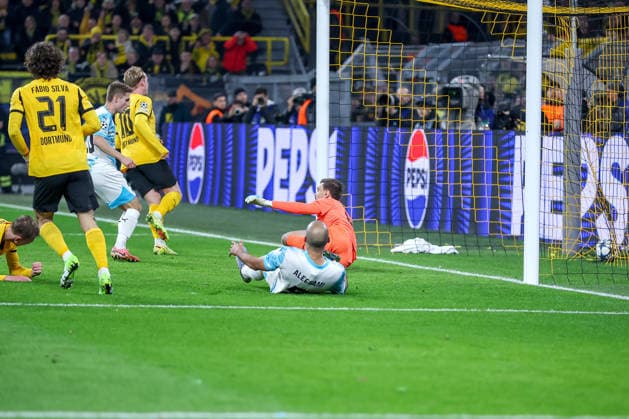 10.12.2025, Fußball, UEFA Champions League, Borussia Dortmund - FK Bodö Glimt, BVB Stadion, 5. Spieltag, Saison 2025 2026: Torschuss zum Tor zum 2:1 durch Torschütze Julian Brandt (BVB 10) Regulations prohibit any use of photographs as image sequences and or quasi-video. Nordrhein-Westfalen Deutschland