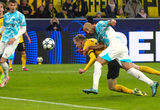 Fussball UEFA Champions League 2025 26, 6. Spieltag Ligaphase - Borussia Dortmund vs FK Bodo Glimt Bodo Glimt - Signal Iduna Park-Stadion (Dortmund): Maximilian Beier (Borussia Dortmund, 14) Haitam Aleesami (FK Bodo Glimt, 5) Dortmund Copyright: xAymanxAlahmedx