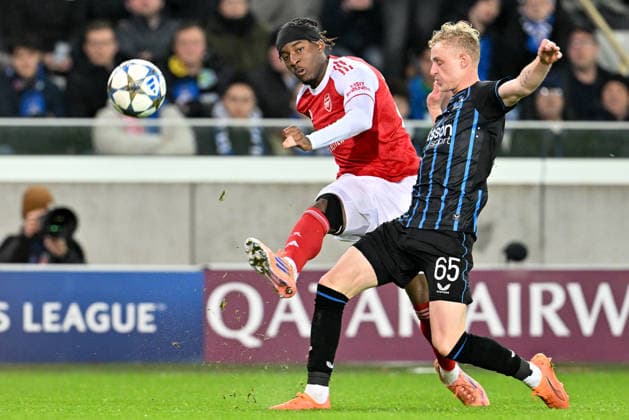 251210 Club Brugge vs Arsenal Noni Madueke (20) of Arsenal fighting for the ball with Joaquin Seys (65) of Club Brugge during the Uefa Champions League 6th matchday in the League phase game in season 2025 - 2026 between Club Brugge KV and Arsenal FC on December 10 , 2025 in Brugge, Belgium. (Photo by David Catry Isosport) Brugge Belgium  Copyright: xDavidxCatryx 20251210DC2_1080