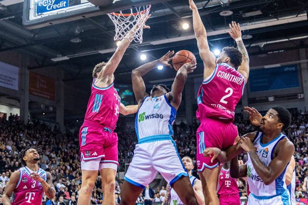 Nahem Alleyne (Frankfurt Skyliners, 04) vs Alijah Comithier (Telekom Baskets Bonn, 02), Ryan Hawkins (Telekom Baskets Bonn, 33), Zach Cooks (Telekom Baskets Bonn, 03), William Christmas (Frankfurt Skyliners, 08) Telekom Baskets Bonn vs. Frankfurt Skyliners, Basketball, easy Credit BBL, 11. Spieltag, 2025 2026, 10.12.2025 Telekom Baskets Bonn vs. Frankfurt Skyliners, Basketball, easy Credit BBL, 11. Spieltag, 2025 2026, 10.12.2025 Bonn Copyright: xEibner-Pressefoto GerhardxWingenx EP_GWR