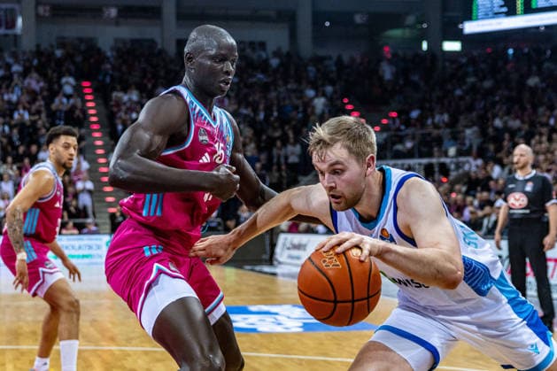 Der ehemalige Bonner Spieler Till Pape (Frankfurt Skyliners, 19) vs Kur Jongkuch (Telekom Baskets Bonn, 15) Telekom Baskets Bonn vs. Frankfurt Skyliners, Basketball, easy Credit BBL, 11. Spieltag, 2025 2026, 10.12.2025 Telekom Baskets Bonn vs. Frankfurt Skyliners, Basketball, easy Credit BBL, 11. Spieltag, 2025 2026, 10.12.2025 Bonn Copyright: xEibner-Pressefoto GerhardxWingenx EP_GWR