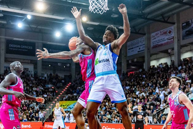 Nahem Alleyne (Frankfurt Skyliners, 04) vs Tylan Birts (Telekom Baskets Bonn, 05), Kur Jongkuch (Telekom Baskets Bonn, 15), Grayson Murphy (Telekom Baskets Bonn, 07) Telekom Baskets Bonn vs. Frankfurt Skyliners, Basketball, easy Credit BBL, 11. Spieltag, 2025 2026, 10.12.2025 Telekom Baskets Bonn vs. Frankfurt Skyliners, Basketball, easy Credit BBL, 11. Spieltag, 2025 2026, 10.12.2025 Bonn Copyright: xEibner-Pressefoto GerhardxWingenx EP_GWR