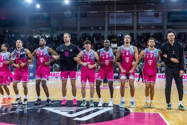 Die Mannschaft der Telekom Baskets Bonn feiert mit den Fans den Sieg gegen die Frankfurt Skyliners Telekom Baskets Bonn vs. Frankfurt Skyliners, Basketball, easy Credit BBL, 11. Spieltag, 2025 2026, 10.12.2025 Telekom Baskets Bonn vs. Frankfurt Skyliners, Basketball, easy Credit BBL, 11. Spieltag, 2025 2026, 10.12.2025 Bonn Copyright: xEibner-Pressefoto GerhardxWingenx EP_GWR
