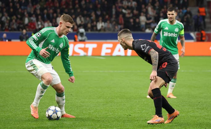 v.l. Harvey Barnes (Newcastle United 11), Alejandro Grimaldo (Bayer Leverkusen, 20), im Hintergrund weiterer Spiler von Newcastle GER, Bayer 04 Leverkusen vs. Newcastle United, Fussball, Champions League, 6. Spieltag, Spielzeit 2025 2026, 10.12.2025 GER, Bayer 04 Leverkusen vs. Newcastle United, Fussball, Champions League, 6. Spieltag, Spielzeit 2025 2026, 10.12.2025 Leverkusen Copyright: xEibner-Pressefotox xThomasxStoecx EP_TSR