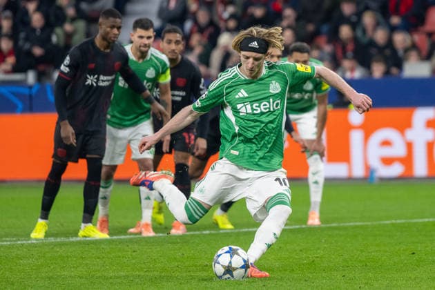 10.12.2025, Fussball: UEFA Champions League, Saison 2025 2026, 06. Spieltag, Bayer 04 Leverkusen - Newcastle United in der BayArena in Leverkusen. Anthony Gordon (Newcastle United, 10) erzielt das Tor zum 1:1. Wichtiger Hinweis: Gemaess den Vorgaben der UEFA ist es untersagt, in dem Stadion und oder vom Spiel angefertigte Fotoaufnahmen in Form von Sequenzbildern und oder videoaehnlichen Fotostrecken zu verwerten bzw. verwerten zu lassen. Foto: Kirchner-Media Thomas Haesler Copyright: xKirchner-Media ThomasxHaeslerx