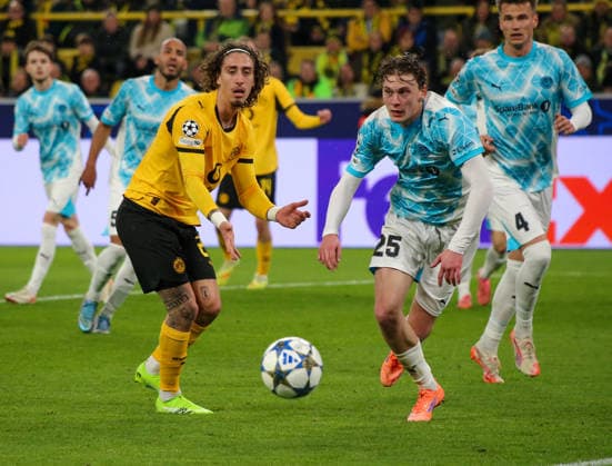 Fussball UEFA Champions League 2025 26, 6. Spieltag Ligaphase - Borussia Dortmund vs FK Bodo Glimt Bodo Glimt - Signal Iduna Park-Stadion (Dortmund): Fabio Silva Fabio Silva (Borussia Dortmund, 21) Isak Määttä Isak Maetta (FK Bodo Glimt, 25) Dortmund Copyright: xAymanxAlahmedx