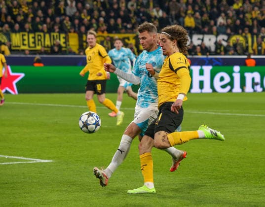 Fussball UEFA Champions League 2025 26, 6. Spieltag Ligaphase - Borussia Dortmund vs FK Bodo Glimt Bodo Glimt - Signal Iduna Park-Stadion (Dortmund): Fabio Silva Fabio Silva (Borussia Dortmund, 21) Odin Bjortuft Odin Bjortuft (FK Bodo Glimt, 4) Dortmund Copyright: xAymanxAlahmedx