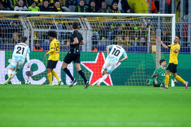10.12.2025, Fußball, UEFA Champions League, Borussia Dortmund - FK Bodö Glimt, BVB Stadion, 5. Spieltag, Saison 2025 2026: Torjubel nach dem Tor zum 2:2 durch Torschütze Jens Petter Hauge (Bodo Glimt 10) Regulations prohibit any use of photographs as image sequences and or quasi-video. Nordrhein-Westfalen Deutschland