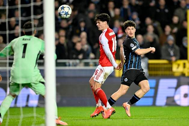 Club Brugge v Arsenal - UEFA Champions League BRUGGE, BELGIUM - DECEMBER 10 : Norgaard Christian midfielder of Arsenal and Sabbe Kyriani defender of Club Brugge during the UEFA Champions League 2025 26 League Phase MD6 match between Club Brugge and Arsenal on December 10, 2025 in Brugge, Belgium, 10 12 2025 Brugge Belgium  Copyright: xNicoxVereeckenx