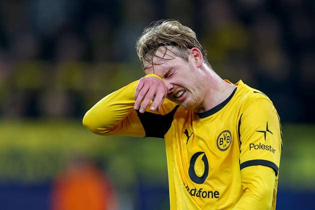 10.12.2025, Fußball, UEFA Champions League, Borussia Dortmund - FK Bodö Glimt, BVB Stadion, 5. Spieltag, Saison 2025 2026: Julian Brandt (BVB 10) steht Enttäuscht gestikulierend auf dem Spielfeld Regulations prohibit any use of photographs as image sequences and or quasi-video. Nordrhein-Westfalen Deutschland