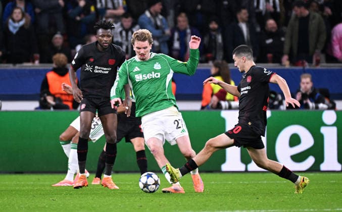 Fussball, Champions League, Deutschland, Herren, Saison 2025 2026, 6. Spieltag, BayArena Leverkusen: Bayer Leverkusen - Newcastle United; Nick Woltemade (NEW), Ibrahim Maza (LEV). Aktion