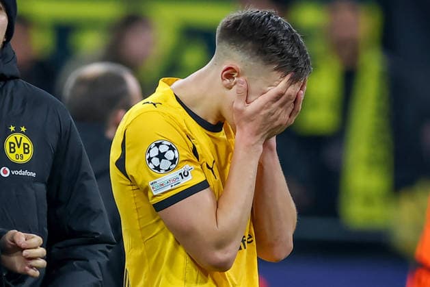 10.12.2025, Fußball, UEFA Champions League, Borussia Dortmund - FK Bodö Glimt, BVB Stadion, 5. Spieltag, Saison 2025 2026: Nico Schlotterbeck (BVB 04) steht schwer Enttäuscht über das 2:2 auf dem Spielfeld und verdeckt sein Gesicht hinter seinen Händen Regulations prohibit any use of photographs as image sequences and or quasi-video. Nordrhein-Westfalen Deutschland
