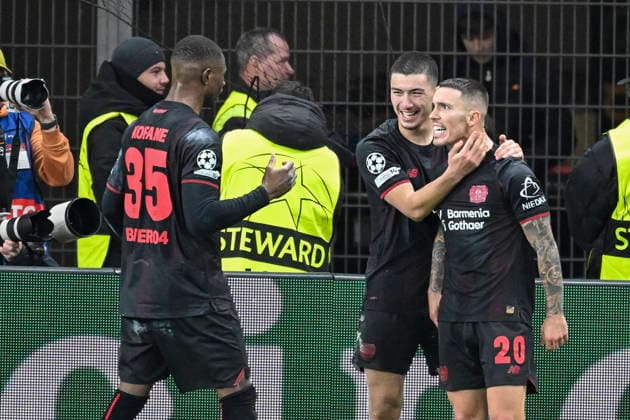 Alex Grimaldo (Leverkusen 20) jubelt nach dem Tor zum 2:2 mit Ibrahim Maza (Leverkusen 30) Christian Kofane (Leverkusen 35) 10.12.2025 Fussball Champions League, Bayer Leverkusen vs Newcastle United FC, BayArena, Leverkusen,